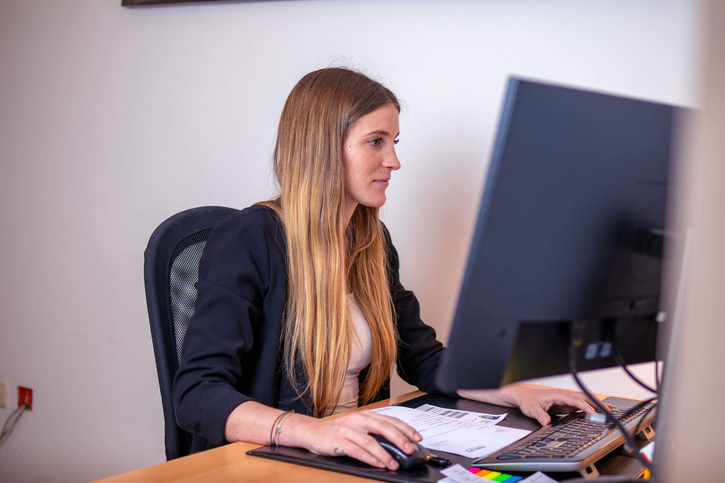 Mitarbeiterin am Computer